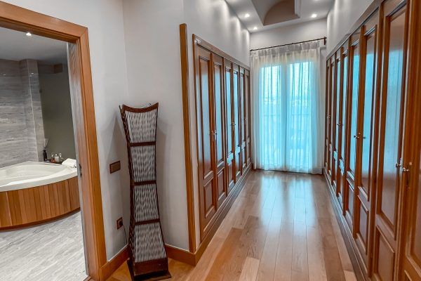 Suite Mandara, hallway with closets