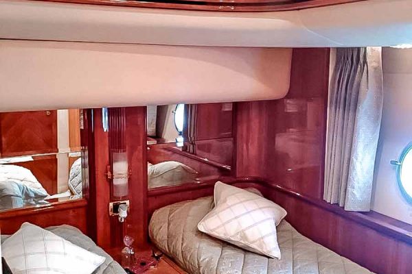 Rent our Yacht, bedroom