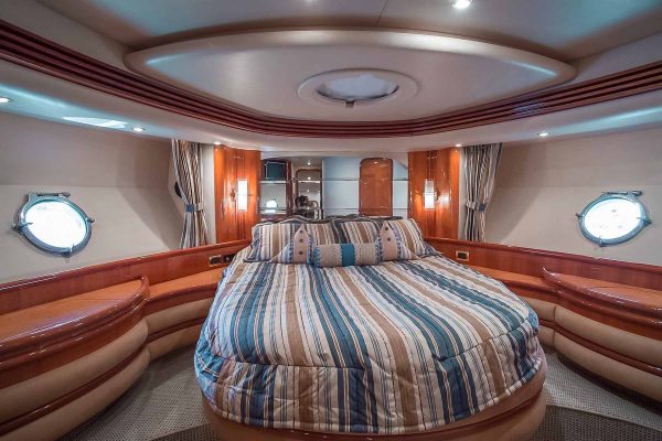 Rent our Yacht, Bedroom